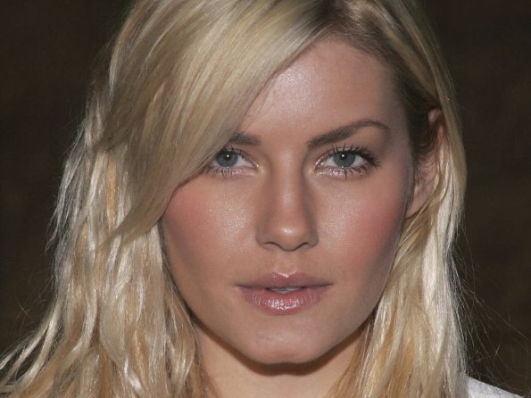 Elisha-Cuthbert-2