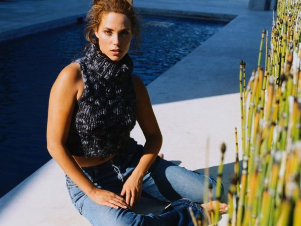 Elizabeth-Berkley-16