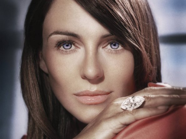 Elizabeth-Hurley-17