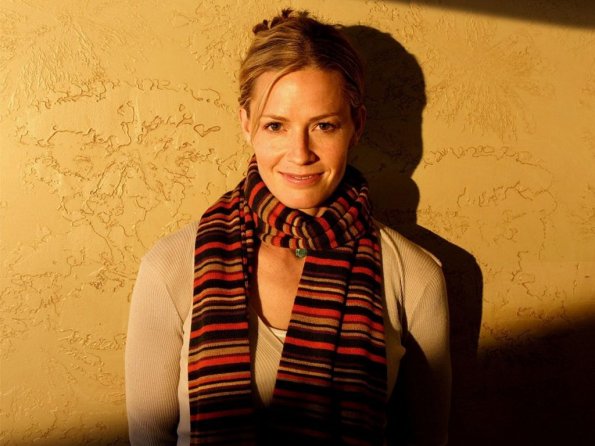 Elizabeth-Shue-9