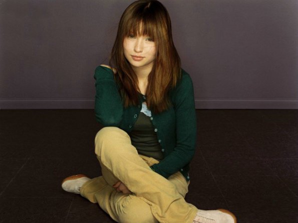 Emily-Browning-4