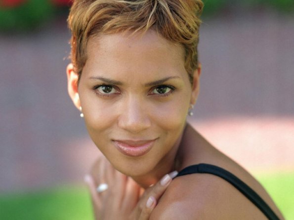 Halle-Berry-34