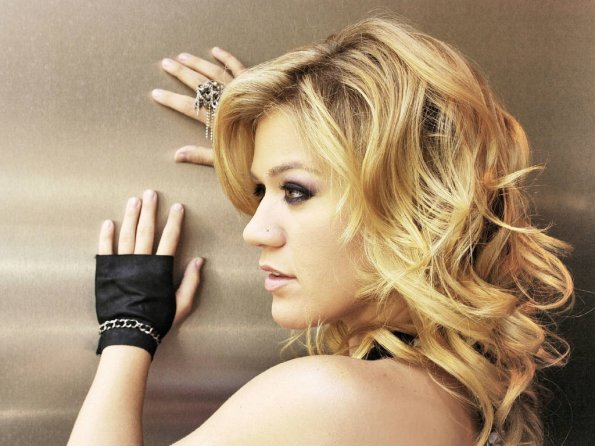 Kelly-Clarkson-54