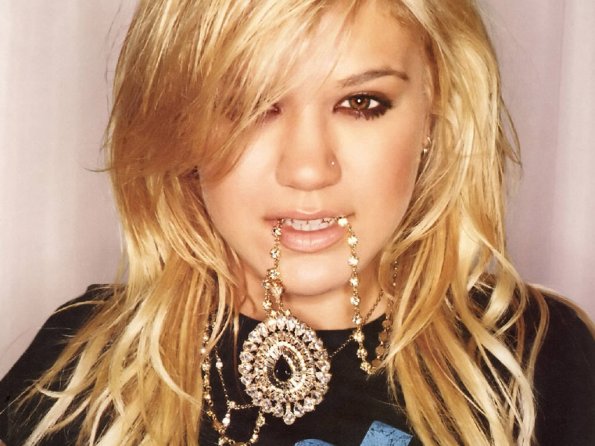 Kelly-Clarkson-56