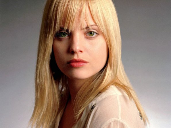 Mena-Suvari-49