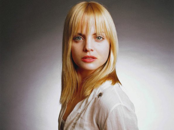 Mena-Suvari-50