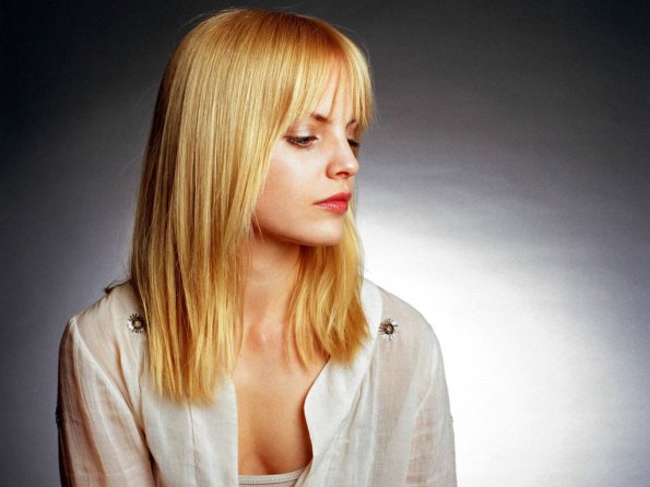 Mena-Suvari-51