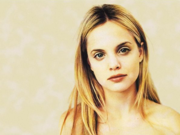 Mena-Suvari-82