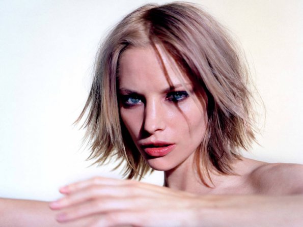 Sienna-Guillory-9