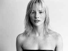 Sienna-Guillory-10
